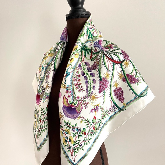 New Gucci Scarf Classic Floral Print Silk Wrap with Gucci Gift Box - Picture 6 of 15